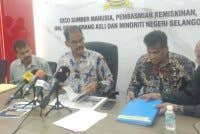 Papparaidu (dua dari kiri) semasa sidang akhbar di Shah Alam pada Khamis.