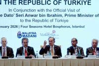 Anwar (tengah) berucap pada mesyuarat meja bulat bersama pemain industri di Turkiye sempena lawatan rasmi Perdana Menteri ke Turkiye di Istanbul hari ini. Foto Bernama
