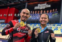 Mohd Azizulhasni (kiri) dan Nur Alyssa (kanan) bergambar bersama sempena perlumbaan Siri Trek ASEAN Piala Presiden 1 di Velodrom Nasional Nilai pada Khamis.
--fotoBERNAMA (2026) HAK CIPTA TERPELIHARA