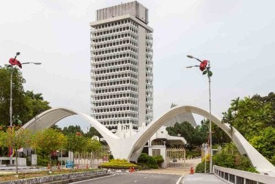 Perdana Menteri, Datuk Seri Anwar Ibrahim mengumumkan pembentangan RUU untuk mengehadkan tempoh jawatan Perdana Menteri kepada maksimum 10 tahun. Gambar hiasan