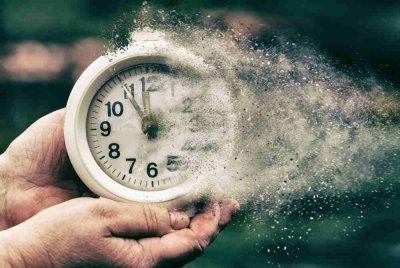 Apabila masa dirasakan berlalu terlalu pantas, Islam mengajak manusia kembali berhenti seketika. Gambar hiasan 