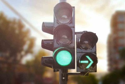 Lampu isyarat hijau pun tidak lagi menjamin kenderaan bergerak dengan selamat. Gambar hiasan 