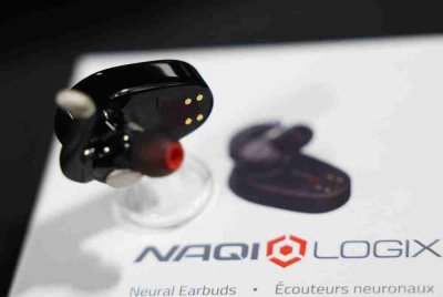 Fon telinga antara muka neural Naqi Logix dipamerkan semasa acara CES. Foto AFP