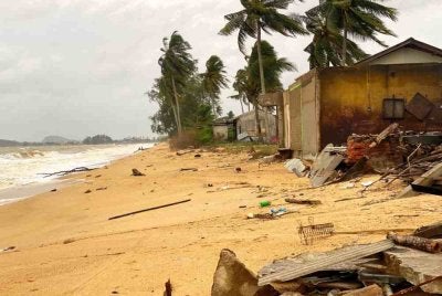 Jarak pantai yang semakin dekat dengan kediaman penduduk akibat hakisan teruk di Kampung Dalam Rhu, Semerak, Pasir Puteh.
