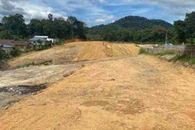 Keadaan tanah selepas diceroboh oleh wanita berkenaan.