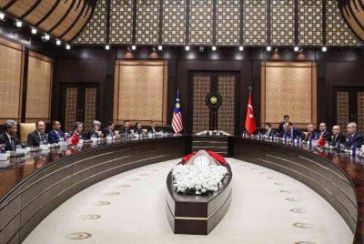 Anwar dan Recep Tayyip Erdogan bersama-sama mempengerusikan mesyuarat pertama HLSCC Malaysia- Turkiye sempena lawatan rasmi Perdana Menteri ke Turkiye di Kompleks Presiden hari ini. - Foto: Bernama