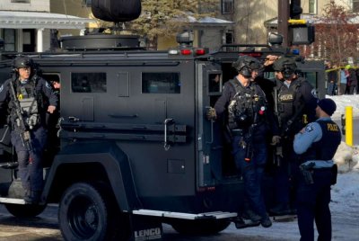 Pegawai Jabatan Polis Minneapolis tiba di lokasi kejadian di mana seorang pegawai ICE menembak mati seorang wanita di Minneapolis, Minnesota, pada Rabu. Foto: Agensi