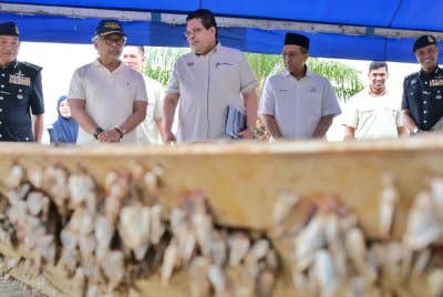 Al Sultan Abdullah meluangkan masa melihat sendiri objek disyaki serpihan dari angkasa. Foto FB Kesultanan Pahang