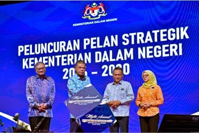 Saifuddin Nasution (dua dari kiri) meluncurkan Pelan Strategik Kementerian Dalam Negeri 2026-2030 pada Majlis Amanat Menteri Dalam Negeri di Dewan Seri Endon Puspanitapuri pada Khamis. - Foto Bernama