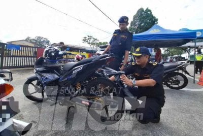 Mohammad Yusoff menunjukkan antara motosikal yang dikesan melakukan penyelenggaraan berbahaya dengan tidak mempunyai brek.