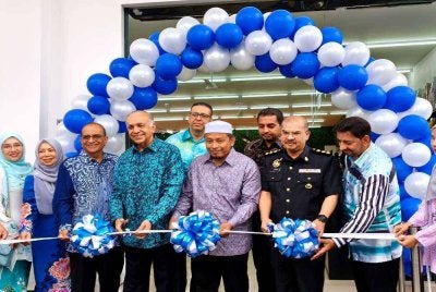 Ameer (empat,kiri) bersama Ahmad Fadhli (tiga,kanan) semasa pembukaan cawangan baharu Mydin Mart di Pasir Mas pada Khamis. Foto: SINAR HARIAN/HAZELEN LIANA KAMARUDIN
