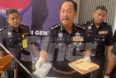 Jauteh (tengah) menunjukkan dadah yang dirampas semasa sidang akhbar di IPK Sabah, Kota Kinabalu pada Khamis.