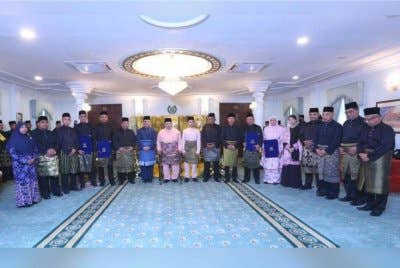 Raja Perlis berkenan bergambar bersama semua ADUN Perlis selepas majlis angkat sumpah di Istana Arau pada Khamis.