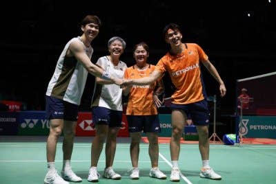 Pemain campuran negara Chen Tang Jie (kiri) dan Toh Ee Wei bersama rakan senegara Cheng Su Yin dan Hoo Pang Ron pada kejohanan Badminton Terbuka Malaysia 2026 di Stadium Axiata Arena. Foto: Bernama