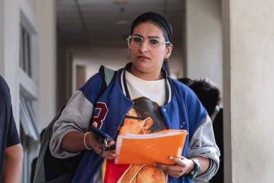 Seorang pempengaruh media sosial mengaku tidak bersalah di Mahkamah Majistret di sini hari ini atas pertuduhan menumbuk seorang pekerja restoran makanan segera yang merupakan orang kurang upaya (OKU) bulan lepas.- Foto Bernama.