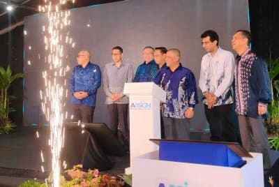 Saarani (tiga dari kanan) ketika menyempurnakan Majlis Perasmian Pejabat Operasi Baharu A-Asign Corporation Sdn Bhd di Wisma A-Asign, Basco Avenue @ Kepayang di Ipoh pada Khamis.