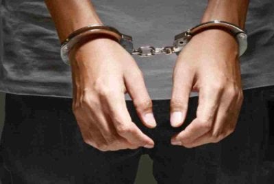 Polis menahan seorang lagi suspek pergaduhan di Jalan Pekan Lukut, menjadikan jumlah ditahan 10 lelaki. Gambar hiasan 