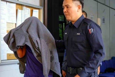 Che Muhammad Amir Syafiq (kiri) didakwa di Mahkamah Majistret Marang hari ini atas tiga pertuduhan bersubahat mengedar dan memiliki dadah pada 23 Disember lepas. Foto Bernama

