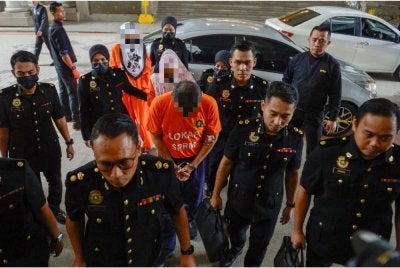 Seorang bekas Panglima Tentera Darat dan dua isterinya tiba di Kompleks Mahkamah Majistret di sini bagi urusan reman untuk membantu siasatan kes rasuah membabitkan rangkaian kartel tender perolehan TDM.
