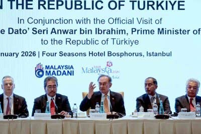 Anwar (tengah) berucap pada mesyuarat meja bulat bersama pemain industri di Turkiye sempena lawatan rasmi Perdana Menteri ke Turkiye di Istanbul hari ini. Foto Bernama
