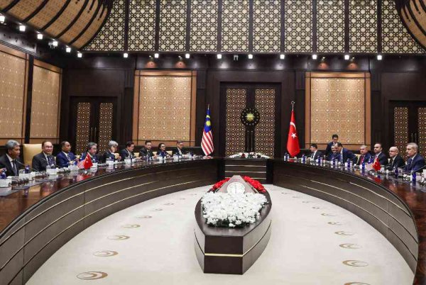 Anwar dan Recep Tayyip Erdogan bersama-sama mempengerusikan mesyuarat pertama HLSCC Malaysia- Turkiye sempena lawatan rasmi Perdana Menteri ke Turkiye di Kompleks Presiden hari ini. - Foto: Bernama