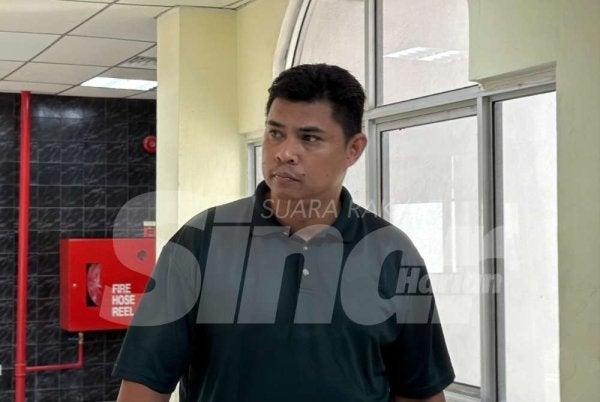 Tertuduh tiba di Mahkamah Sesyen Khas Rasuah pada Khamis bagi menghadapi pertuduhan menipu seorang wanita bagi menyelesaikan saman pada Jun dua tahun lalu.