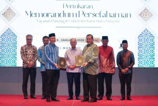 Wan Rosdy (tengah) menyaksikan pertukaran dokumen memorandum persefahaman antara Yayasan Pahang dengan Universiti Sains Islam Malaysia pada majlis Penutupan Bengkel Anjakan Paragidma Pendidikan di Putrajaya pada Khamis.