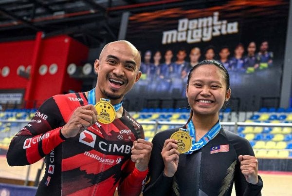 Mohd Azizulhasni (kiri) dan Nur Alyssa (kanan) bergambar bersama sempena perlumbaan Siri Trek ASEAN Piala Presiden 1 di Velodrom Nasional Nilai pada Khamis.
--fotoBERNAMA (2026) HAK CIPTA TERPELIHARA