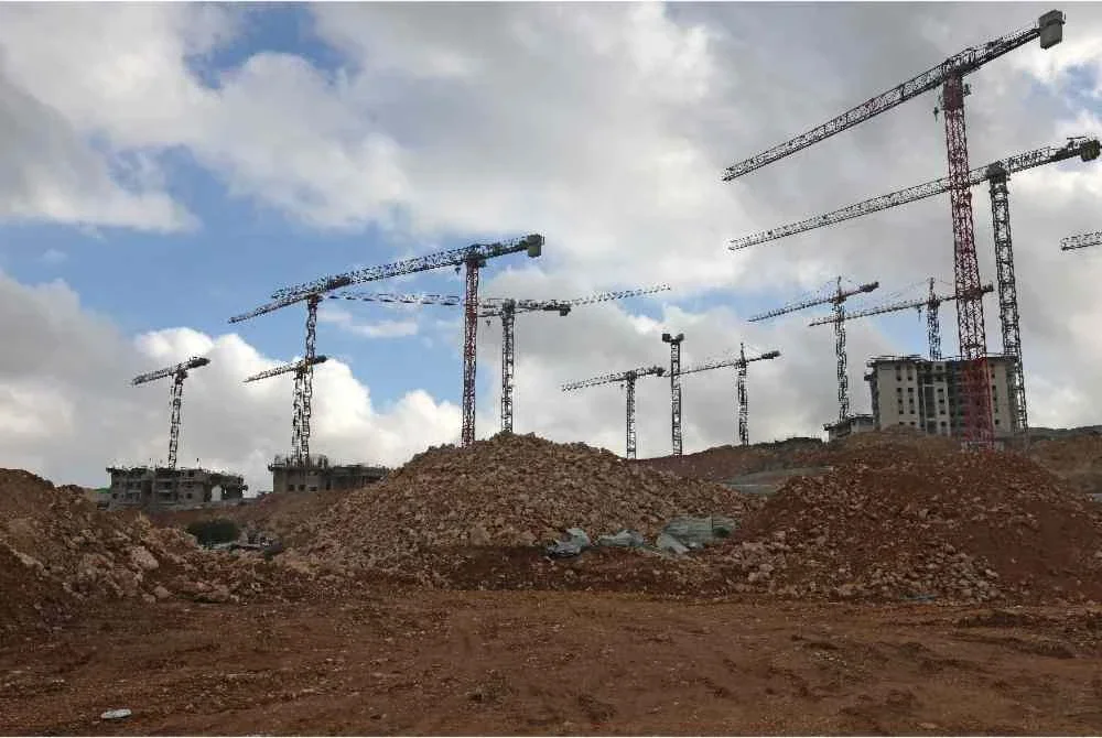 Kren pembinaan menjulang di tapak pembinaan di Givat HaMatos, sebuah pinggir bandar penempatan Israel di timur Baitulmaqdis.