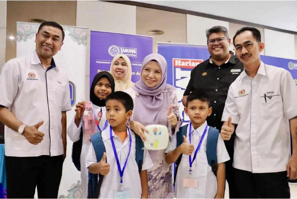 Norliza (tengah) bergambar bersama penerima sumbangan.