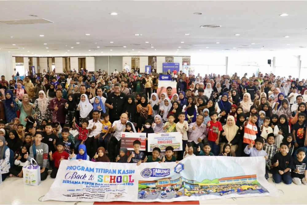 Antara sebahagian penerima set lengkap pakaian dan beg sekolah serta sumbangan Simpan SSPN Prime semasa Program Titipan Kasih Back To School PTPTN dan Harian Metro Tahun 2026 di Pulau Pinang.