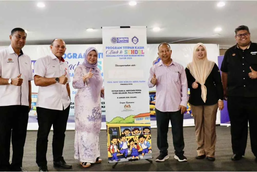 Norliza (tiga kiri) merasmikan Program Titipan Kasih Back To School Bersama PTPTN dan Harian Metro Tahun 2026.