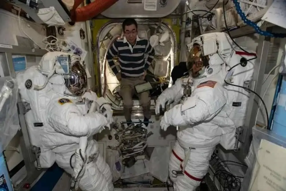 Angkasawan NASA Mike Fincke bersama Zena Cardman dilihat memeriksa sistem komunikasi dan kuasa menjelang aktiviti berjalan di angkasa. Angkasawan JAXA dan Jurutera Penerbangan, Kimiya Yui, turut membantu kru. - Foto X/Cliff Lentz