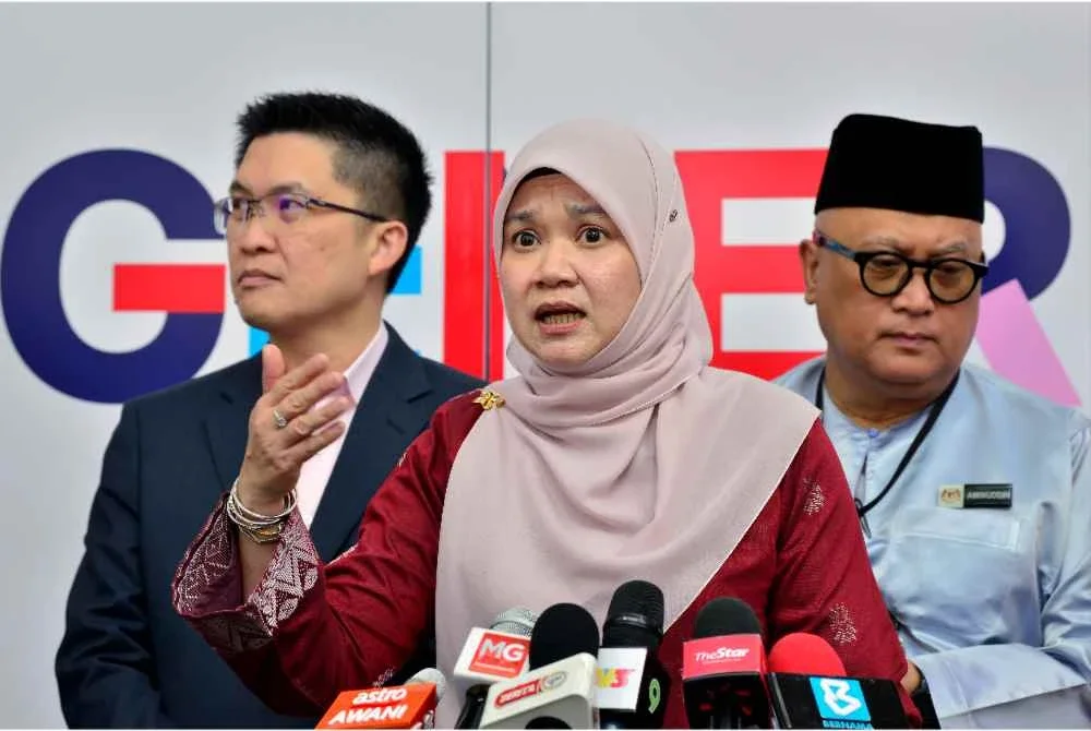 Menteri Pendidikan Fadhlina Sidek bercakap pada sidang media selepas menghadiri Majlis Amanat Tahun Baharu 2026 di Kementerian Pendidikan Malaysia (KPM) hari ini. Foto Bernama
