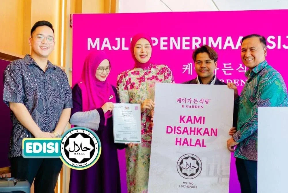RYZAL (dua dari kanan) dan Maryam (tengah) menerima replika logo halal daripada Penolong Pengarah Kanan Bahagian Advokasi, Bahagian Pengurusan Halal Jakim, Ustaz Imran Abdul Rahman (kanan).