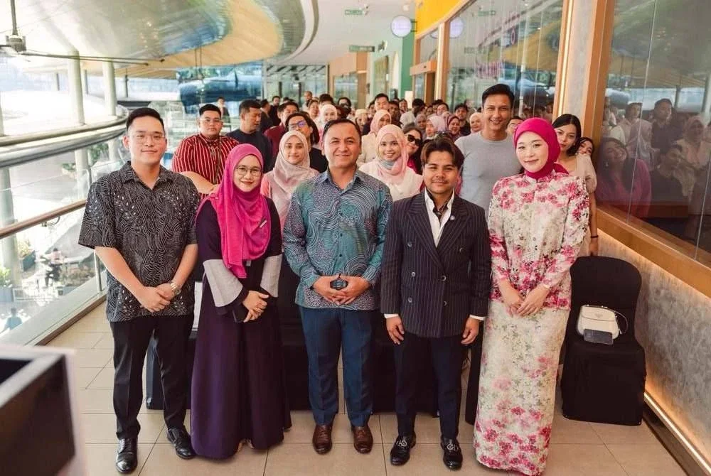 USTAZ IMRAN (tengah) bersama Ryzal (dua dari kanan) dan Maryam (kanan) pada Majlis Penerimaan Sijil Halal K Garden di IOI City Mall, Putrajaya baru-baru ini.