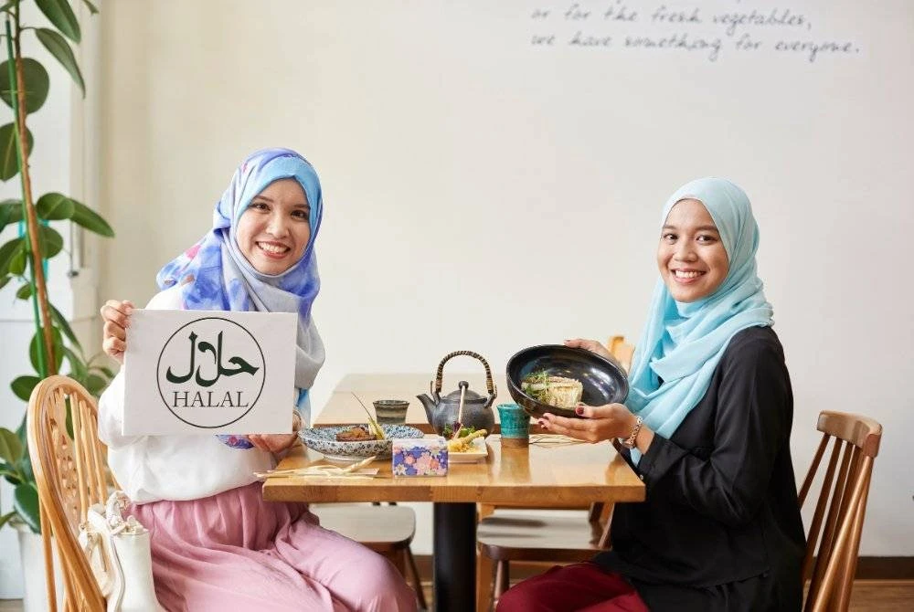 PELANGGAN kini meyakini produk dan restoran yang mempunyai sijil halal. Foto Canva
