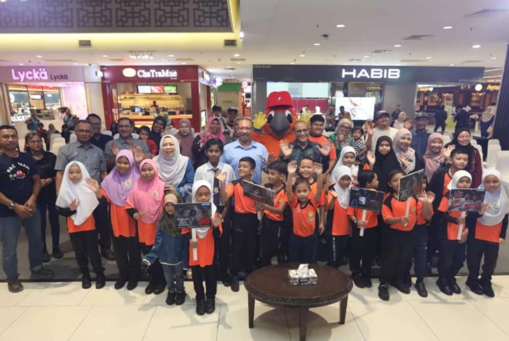 Pelajar menerima sumbangan daripada Bank Rakyat.