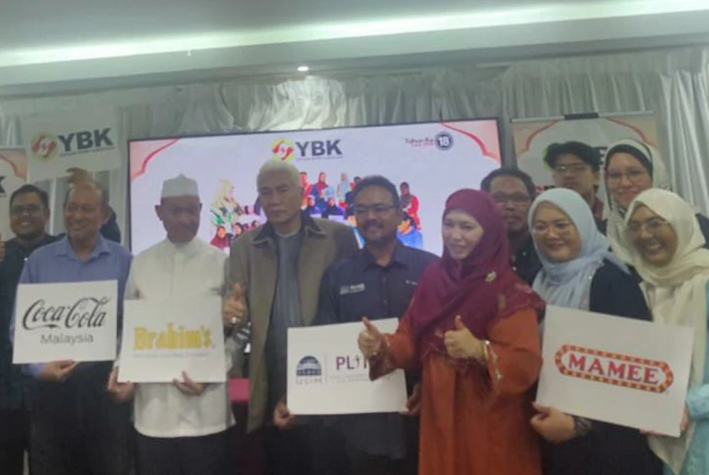 Zainal Abidin (depan empat dari kanan) bergambar bersama pengurusan YBK dan penyumbang pada Majlis Pelancaran Sinar Kasih Ramadan YBK di sini Jumaat.