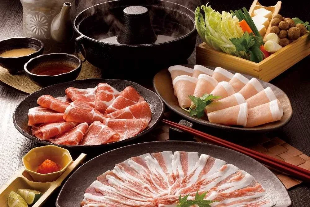 JANGAN 'asal sedap terus terjah', sebaliknya perlu diteliti terlebih dahulu aspek halal hidangan yang viral itu. Foto Canva