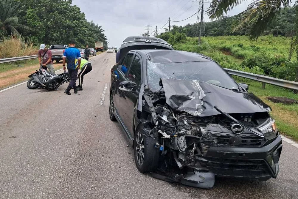Keadaan kenderaan yang terlibat dalam kemalangan di kilometer 37, Jalan Sungai Rengit – Kota Tinggi pada Jumaat - Foto IPD Kota Tinggi