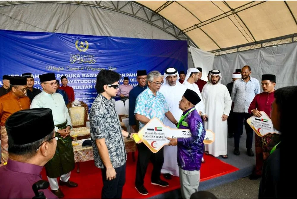 Al-Sultan Abdullah berkenan menyampaikan kunci rumah kepada 32 keluarga membabitkan 28 rumah ERC dan empat rumah Ru’RASA di Kampung Sungai Perdak. Foto FB Wan Rosdy Wan Ismail