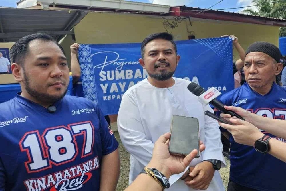 Manndzri (tengah) ketika ditemui pemberita di Kampung Bilit, Sukau, Kinabatangan pada Jumaat.