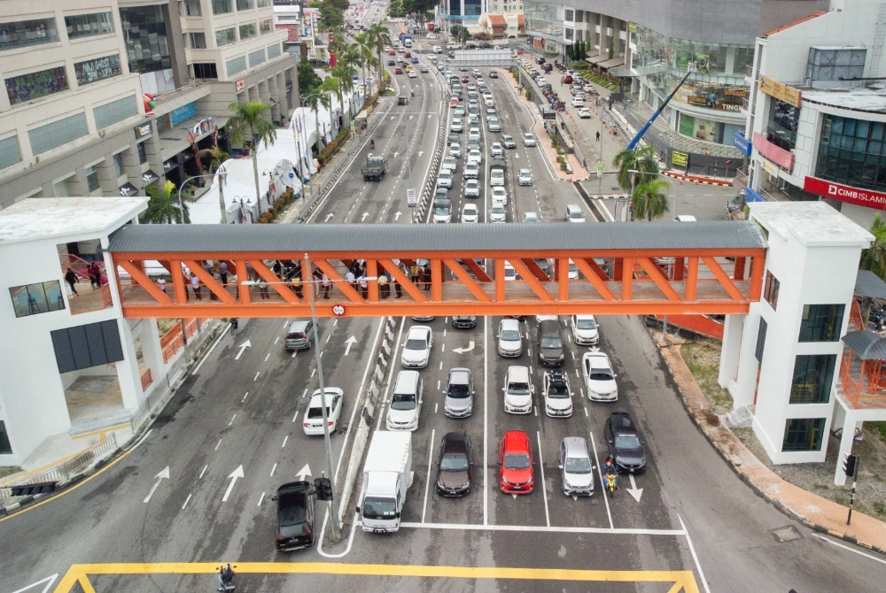 Perbuatan vandalisme di jejantas pejalan kaki di simpang empat Tanjong Tokong menyebabkan kemudahan lif rosak teruk.