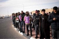 Komuniti Badwi mengadakan protes di persimpangan jalan berhampiran kampung Bir Hadaj di Gurun Negev.