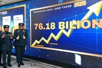 Anis Rizana menunjukkan hasil kutipan yang diperoleh dalam sidang akhbar di Ibu Pejabat JKDM di sini pada Jumaat.