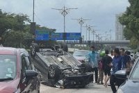 Keadaan kereta yang dipandu mangsa di lokasi kejadian. 