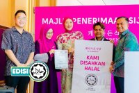 RYZAL (dua dari kanan) dan Maryam (tengah) menerima replika logo halal daripada Penolong Pengarah Kanan Bahagian Advokasi, Bahagian Pengurusan Halal Jakim, Ustaz Imran Abdul Rahman (kanan).
