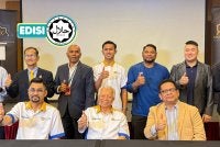ABDUL RANI (duduk kiri) dan Dr Yusof (duduk tengah) bergambar bersama rakan kerjasama pada sidang media IHEC 2026 di Bangi pada Rabu. 