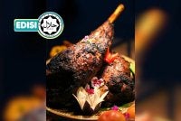 KAMBING bakar golek antara hidangan utama di Cili Kampung. 